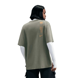 PUMAS W NK PEAK WRDMRK TEE L